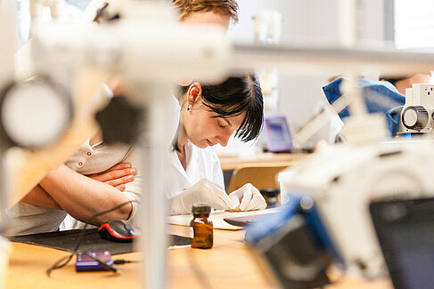 Studentin im Labor